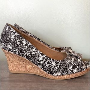 Dexflex Comfort Wedge Sandal-Black w/White Flowers 8.5W